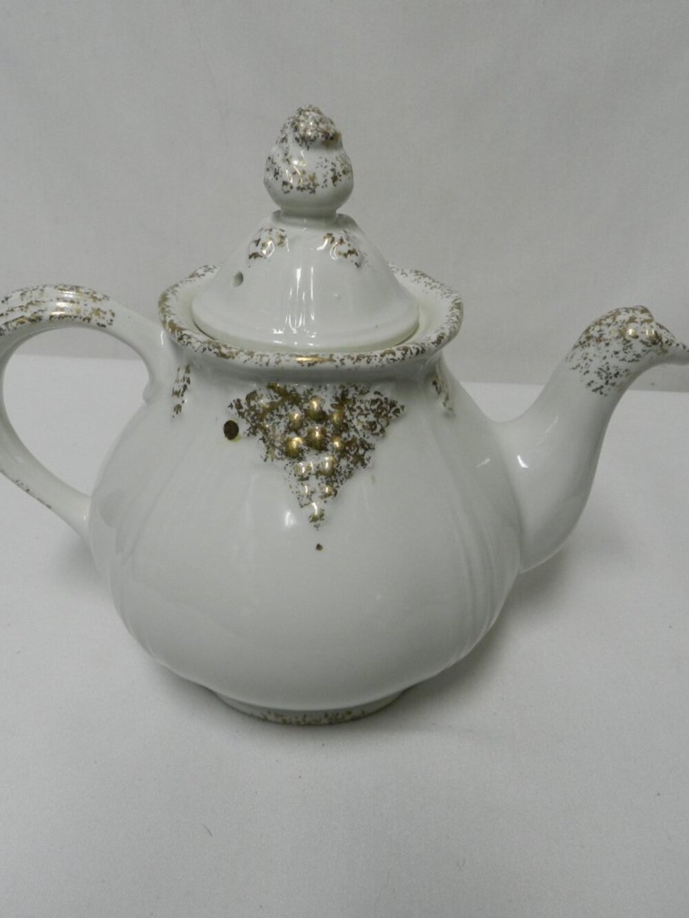 Hall 0917 Vintage teapot gold white w/ lid holds 6 cups Mid Century ceramic lid
